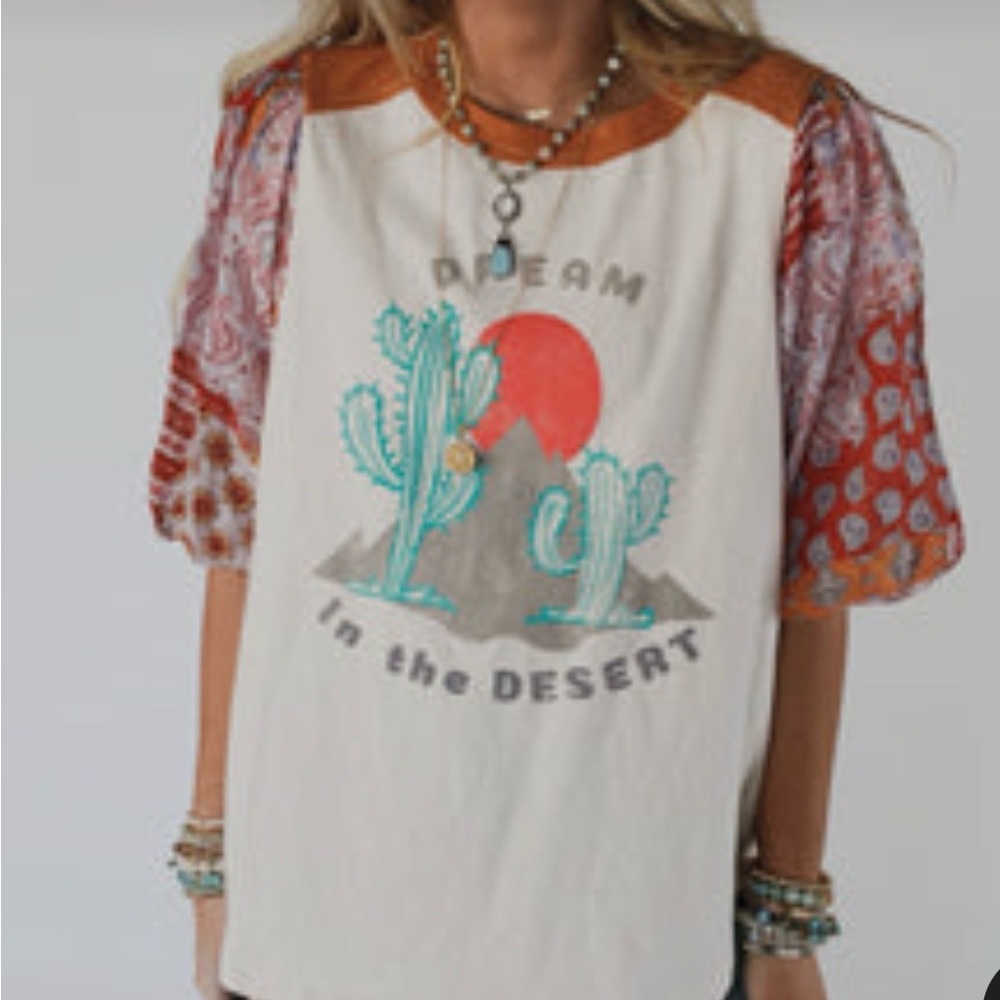 easel Cream Graphic Tee with Rust Bandana Print Sleeves